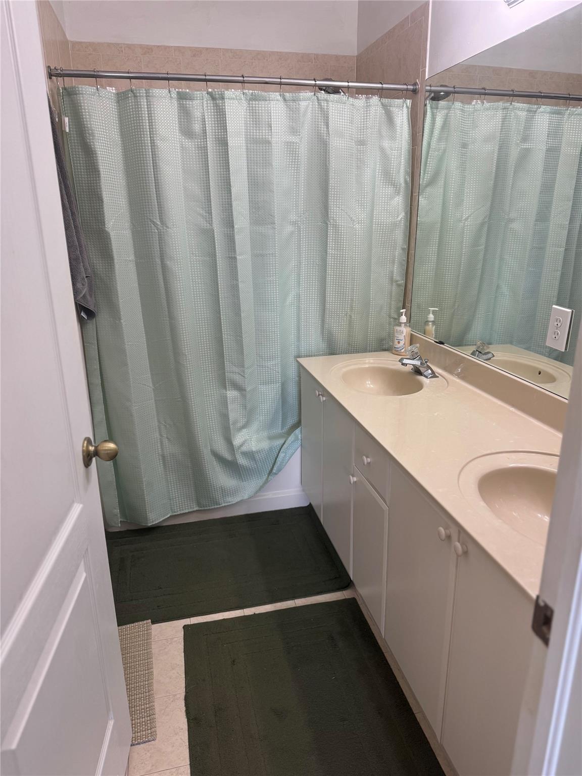 GRAND LAKES PHASE I - Residential Lease