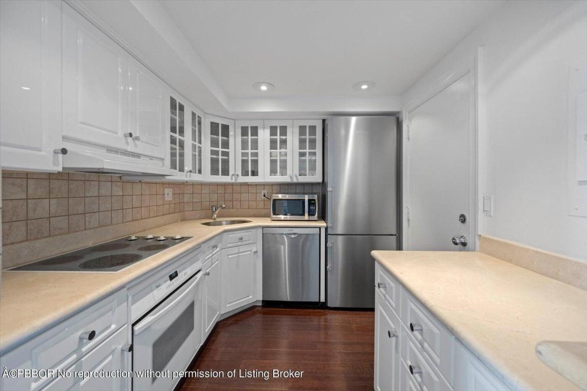 LAKE TOWERS COND DECL FILED 2-9-88 IN OR5569P946 - Residential Lease