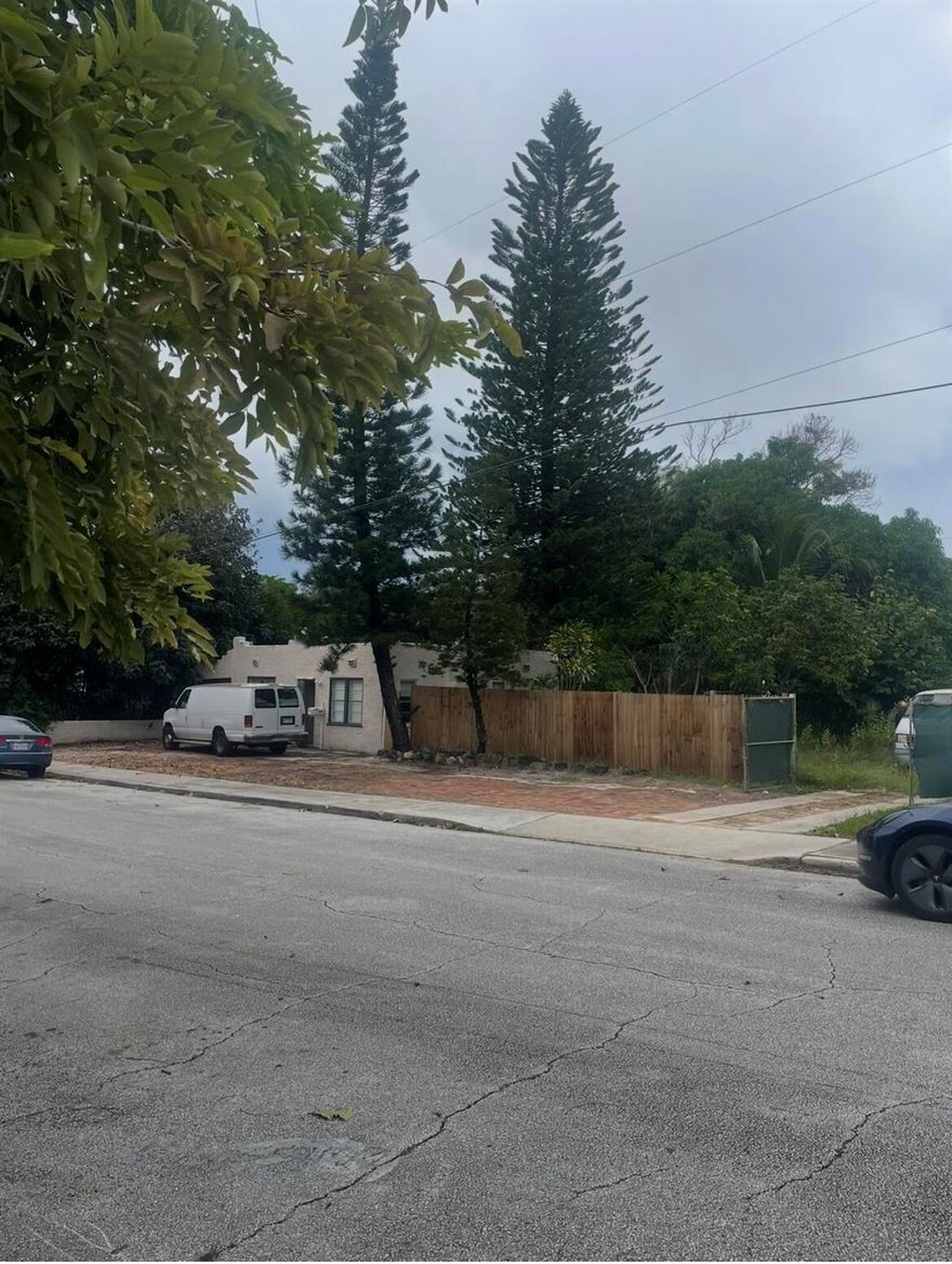 Great investment opportunity. .333 acers in West Palm Beach. Tear down and build dream home! No Hoa!