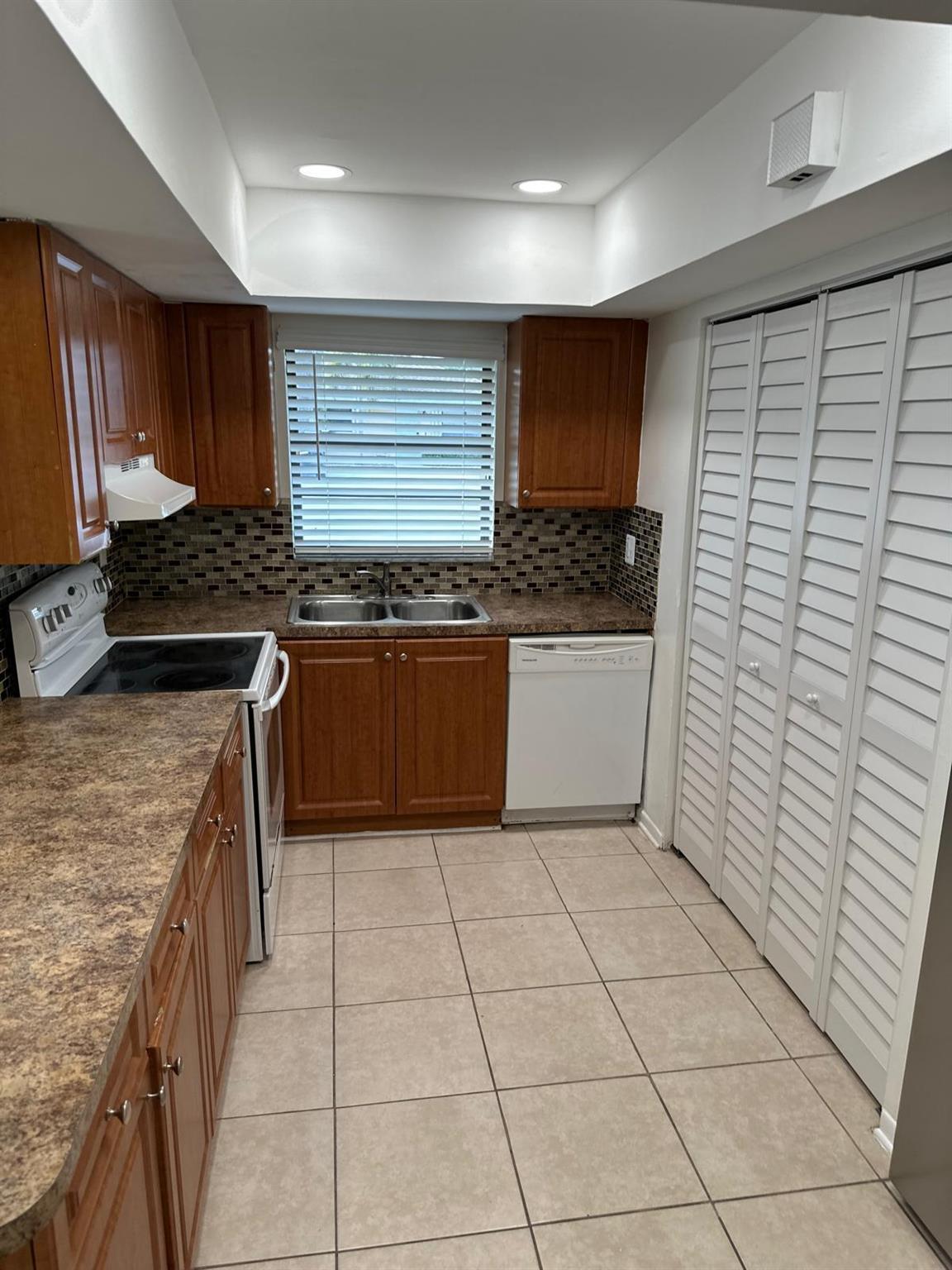 SOUTH SHORE 4 OF WELLINGT - Residential Lease