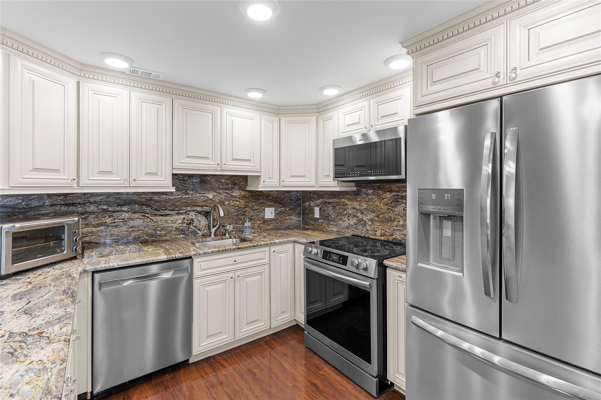 2065 Lyndhurst N 2065