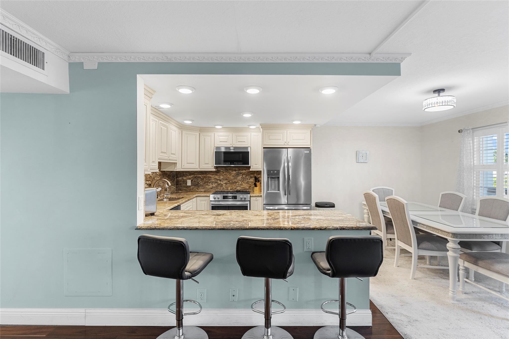 2065 Lyndhurst N 2065