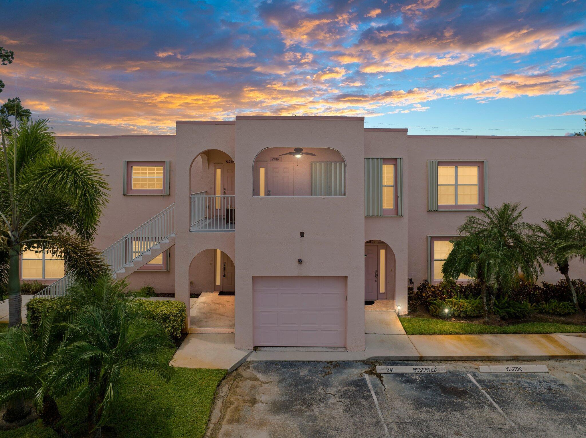 Super clean ! Close to beaches or Crosstown parkway.Owners rarly used since purchase. New AC ,carpets in bedrooms .huge screen room w/ seperate utility/storage ,washer/dryer and accordian shuttersOwner financing considered at the following terms...25% down and 7%int. for ten years**All room sizes should be verified