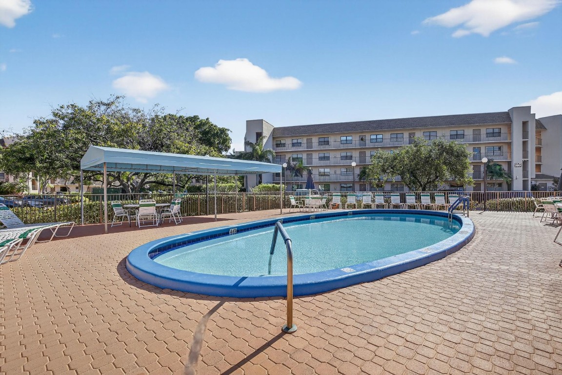 SUNRISE LAKES - Residential