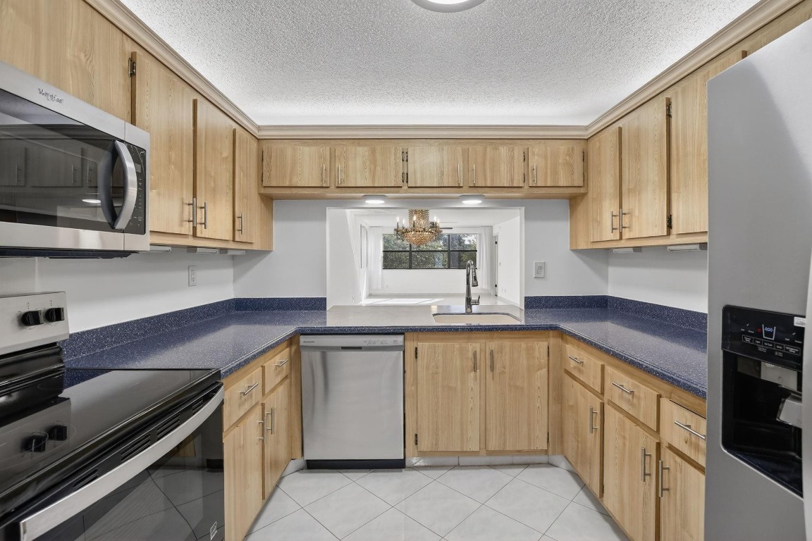 SUNRISE LAKES - Residential