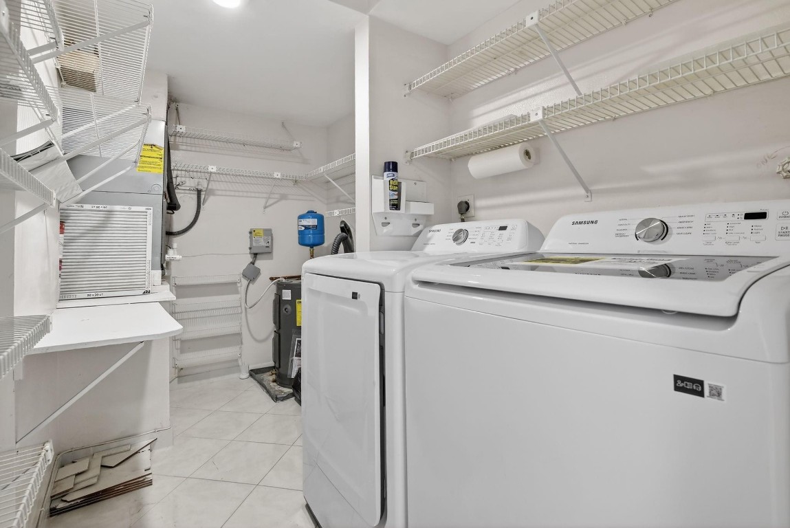 SUNRISE LAKES - Residential