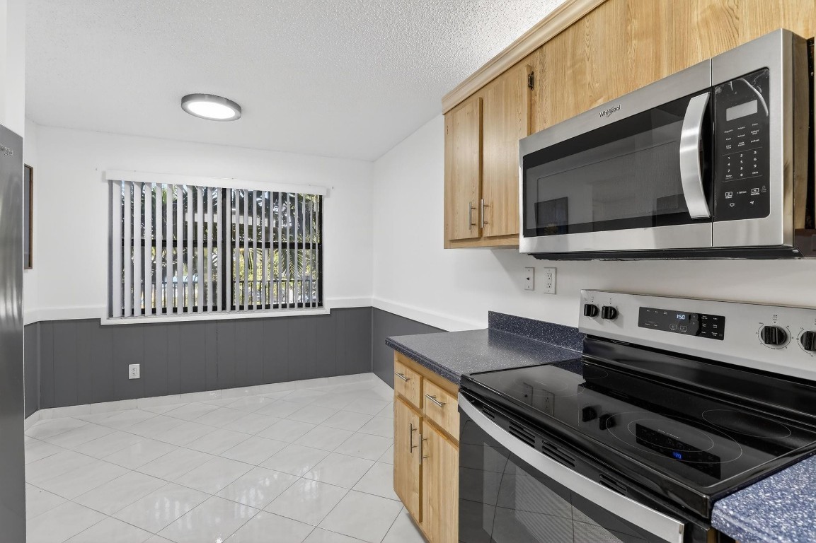 SUNRISE LAKES - Residential