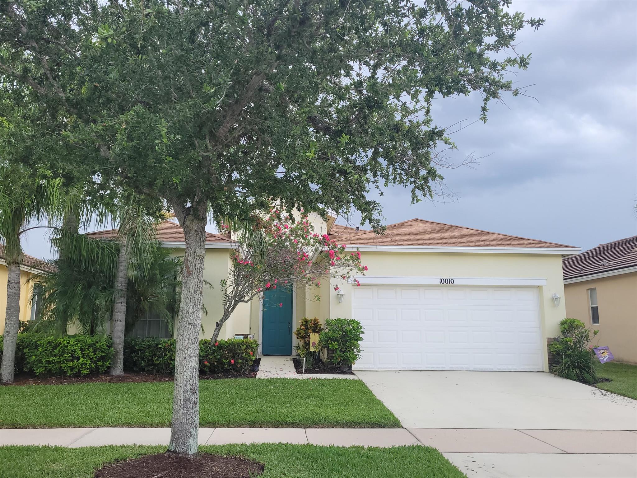 LOVELY THREE BEDROOM, TWO BATH, TWO CAR GARAGE LOCATED IN GATED HERITAGE OAKS. RENTAL AMOUNT INCLUDES CABLE, INTERNET, LAWN CARE, PEST CONTROL AND FULL USE OF ALL AMENITIES. PLEASE REGISTER ONLINE
