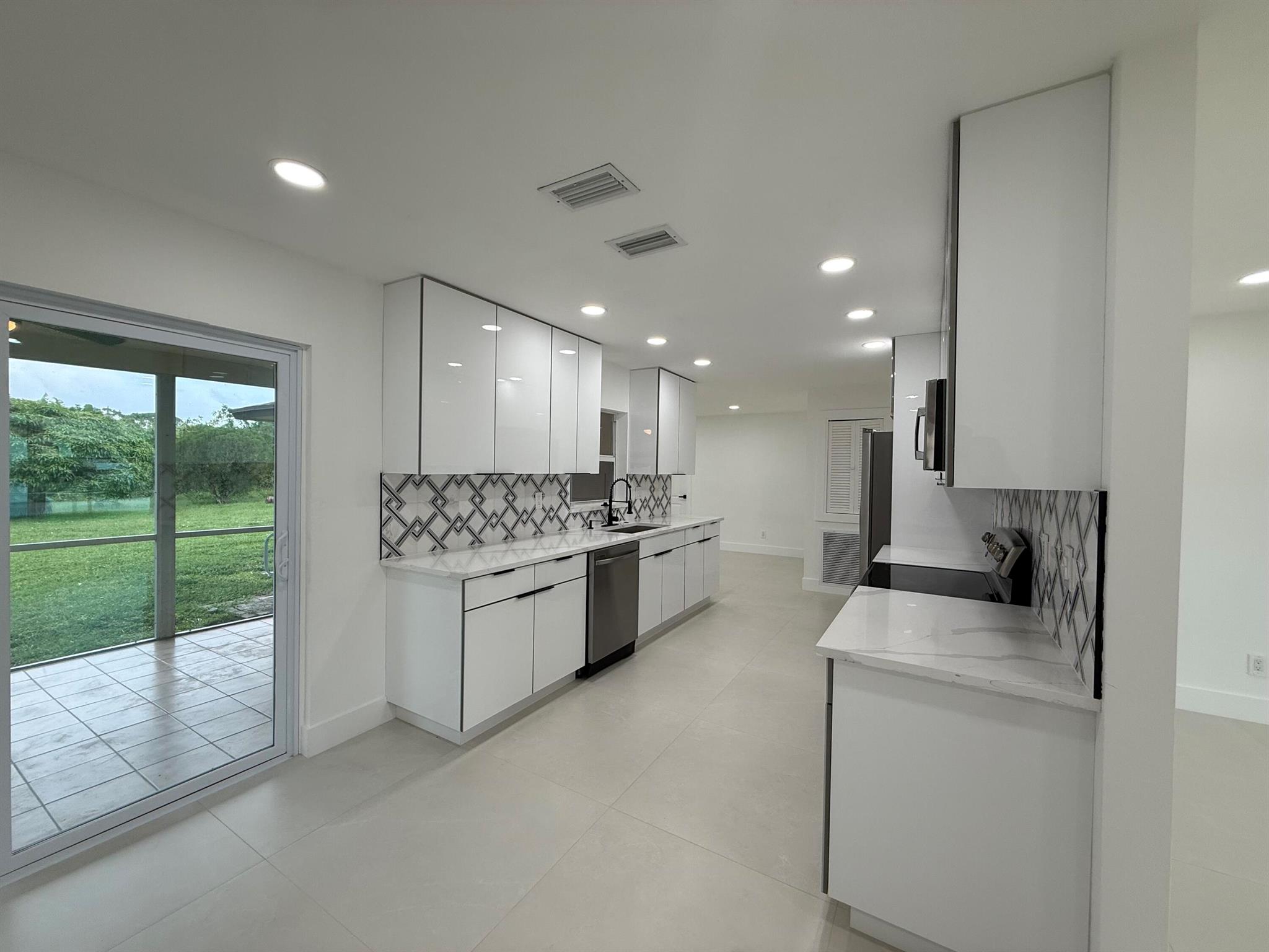 LA MANCHA THREE PB 30 P60 - Residential Lease