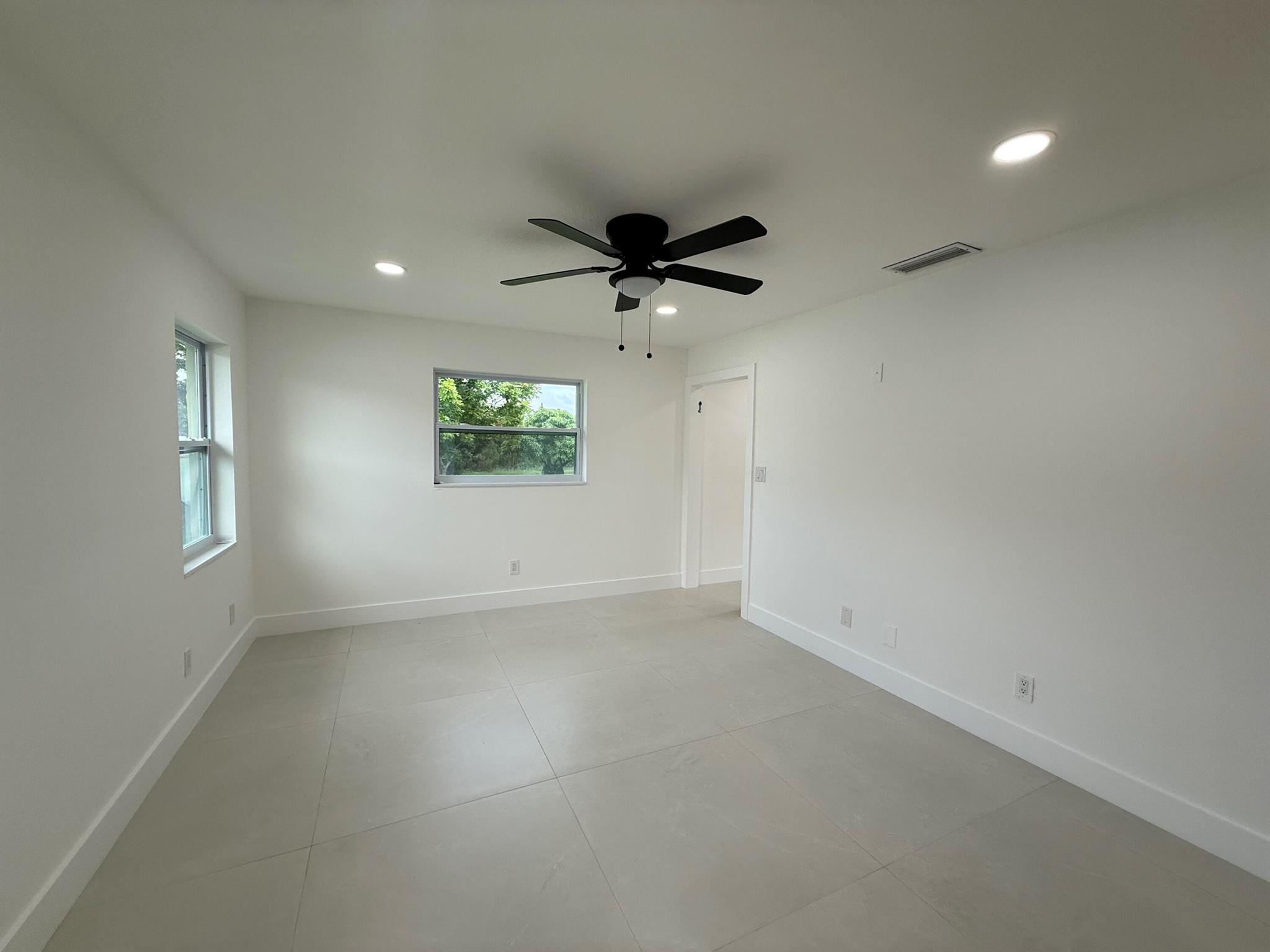 LA MANCHA THREE PB 30 P60 - Residential Lease
