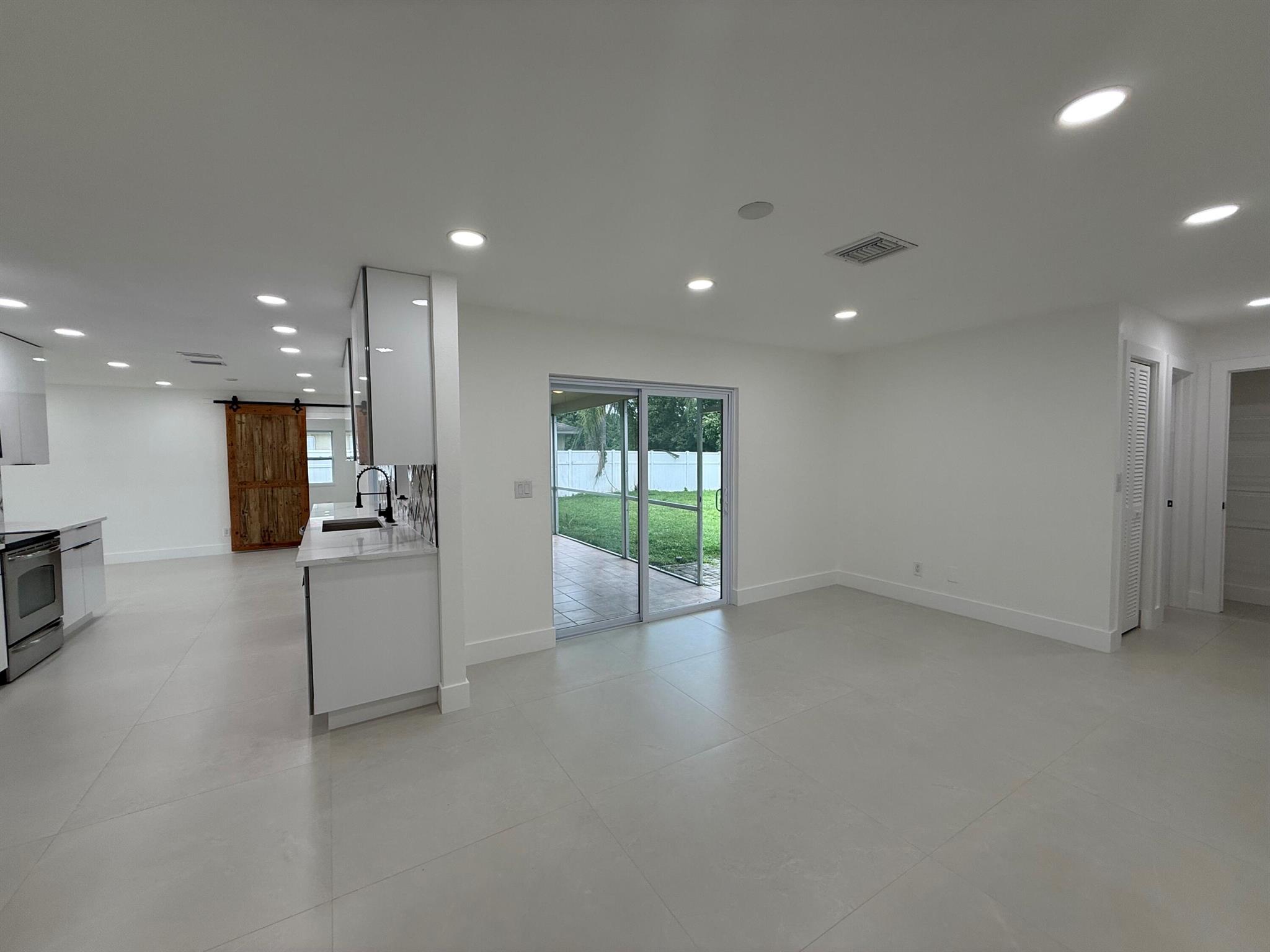 LA MANCHA THREE PB 30 P60 - Residential Lease