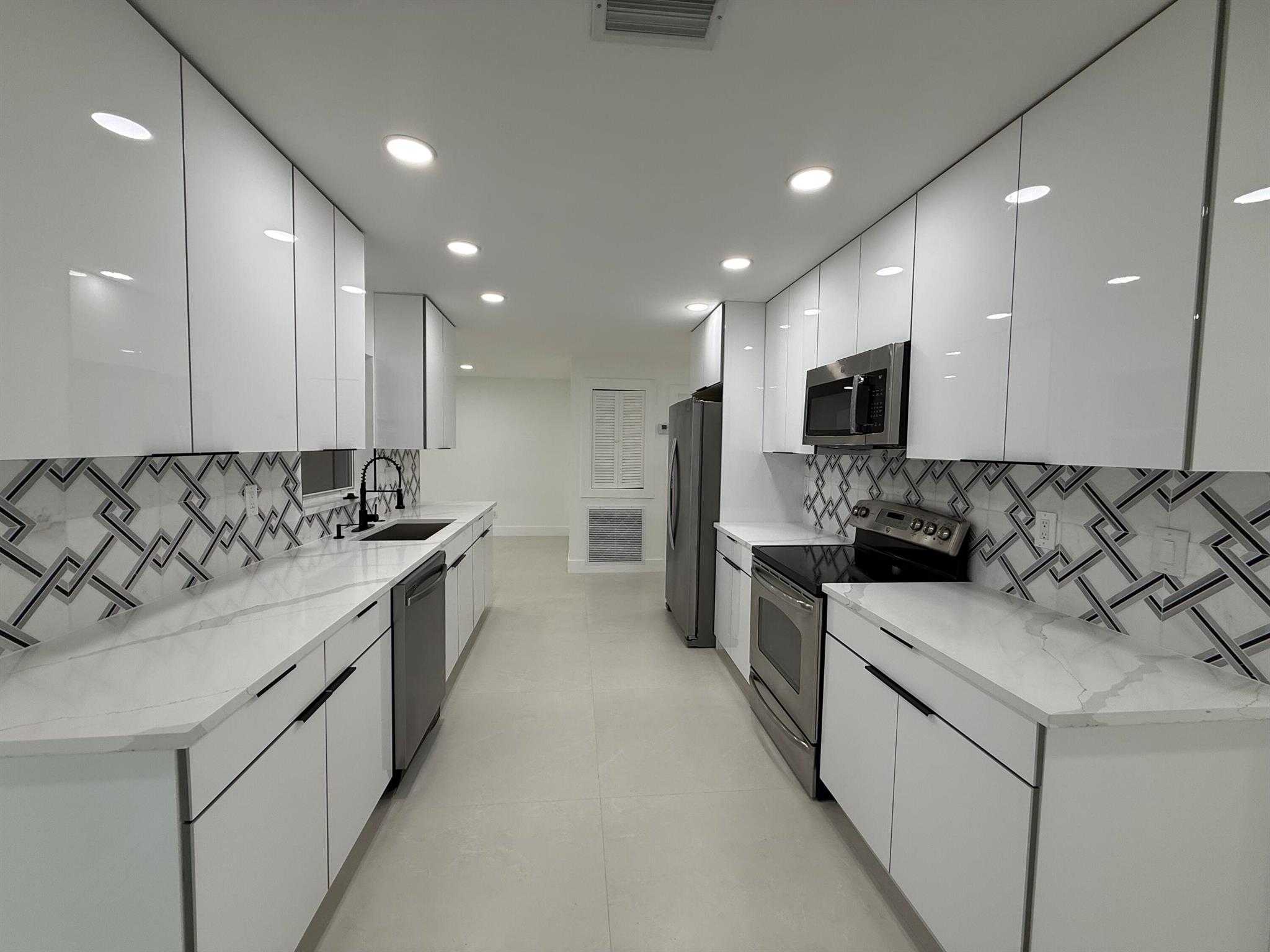 LA MANCHA THREE PB 30 P60 - Residential Lease
