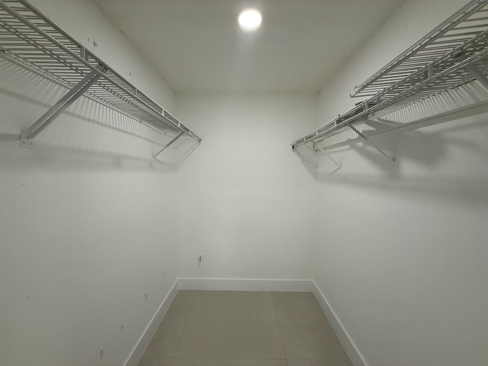 LA MANCHA THREE PB 30 P60 - Residential Lease