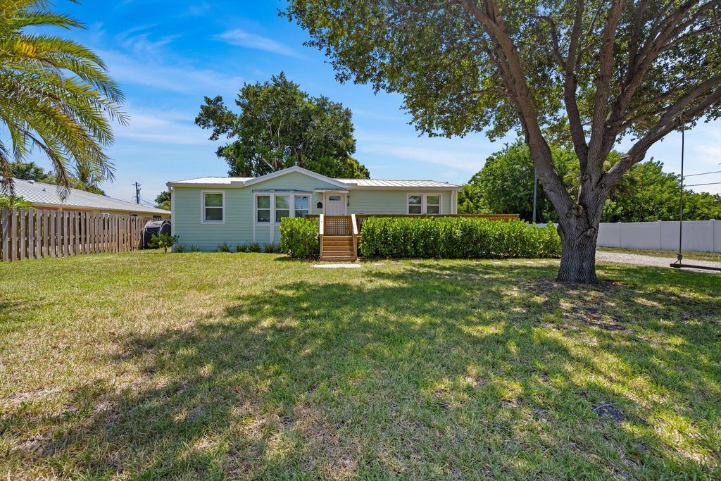 Photo of 909 SE Hibiscus Avenue, Stuart, FL 34996 (MLS # R11119707)