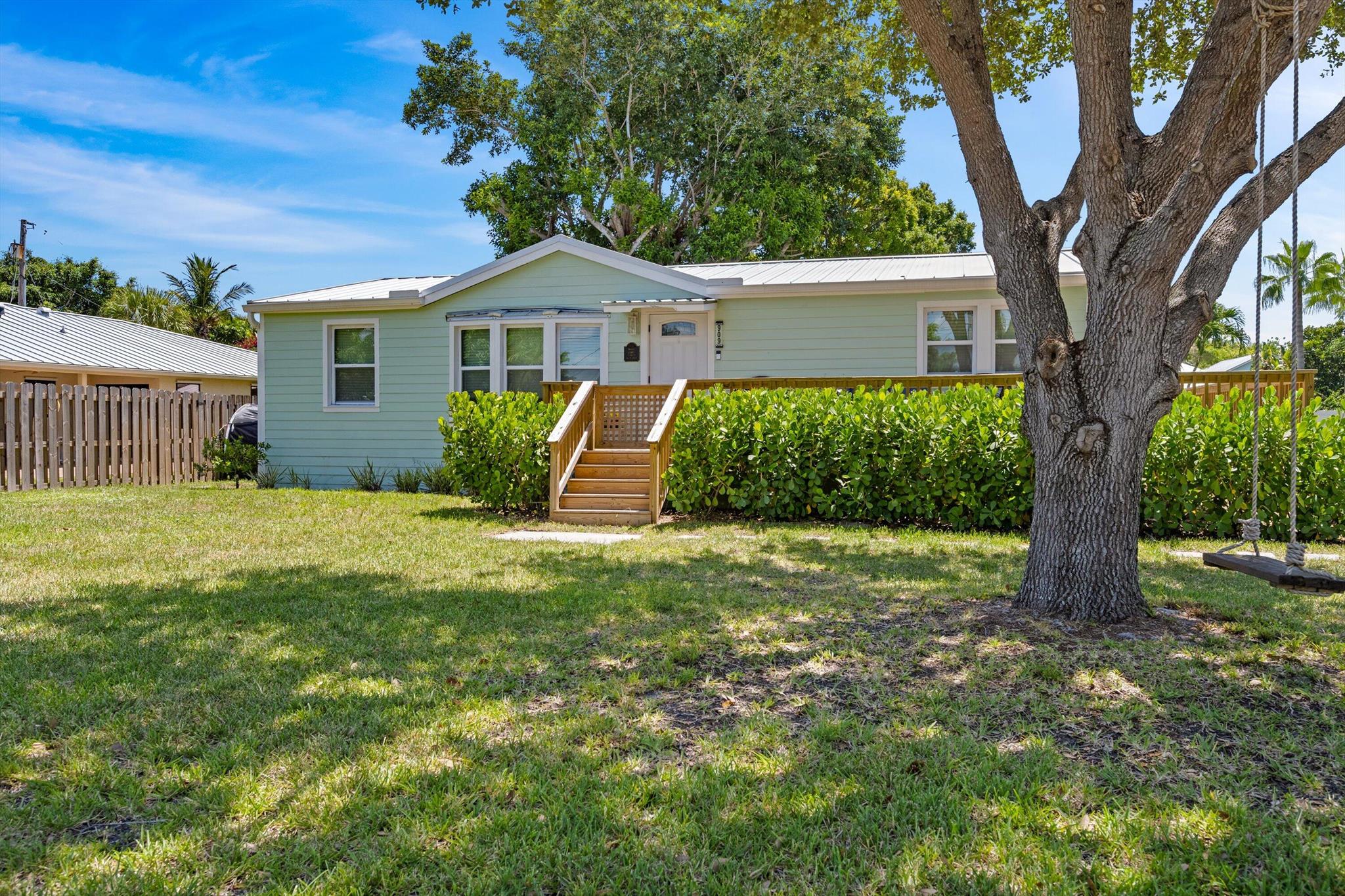 909 SE Hibiscus Avenue
