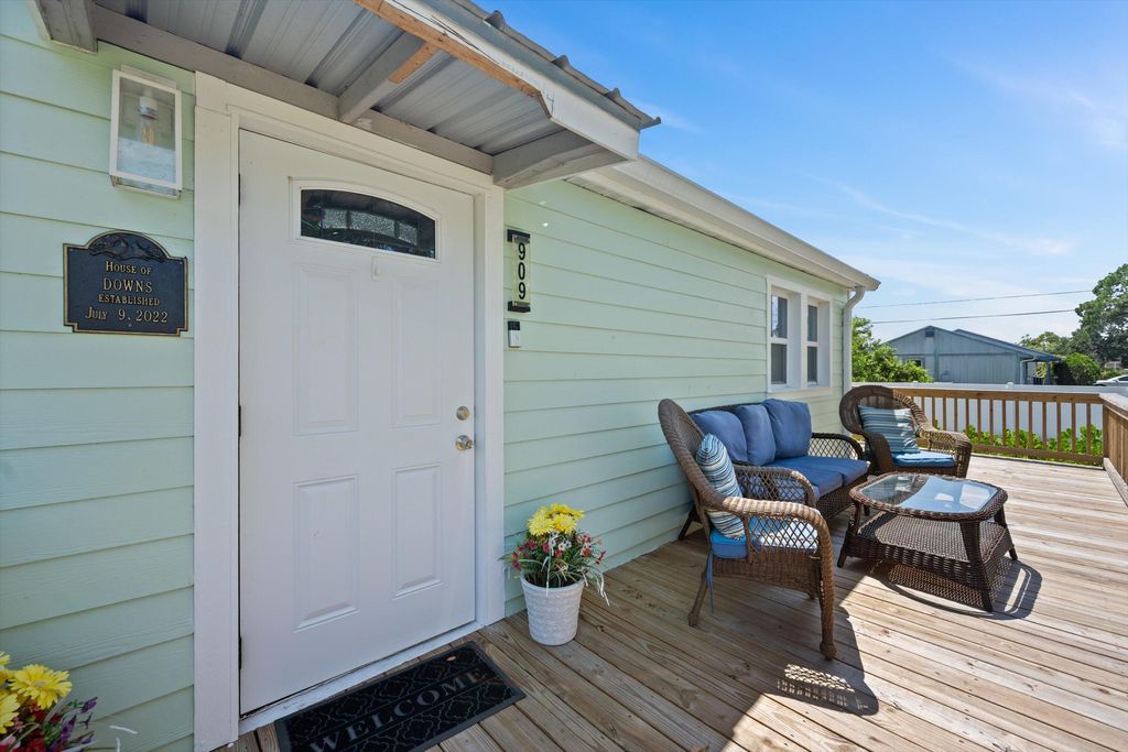 Photo of 909 SE Hibiscus Avenue, Stuart, FL 34996 (MLS # R11119707)