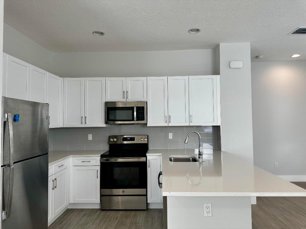 ALTON NEIGHBORHOOD - Residential Lease