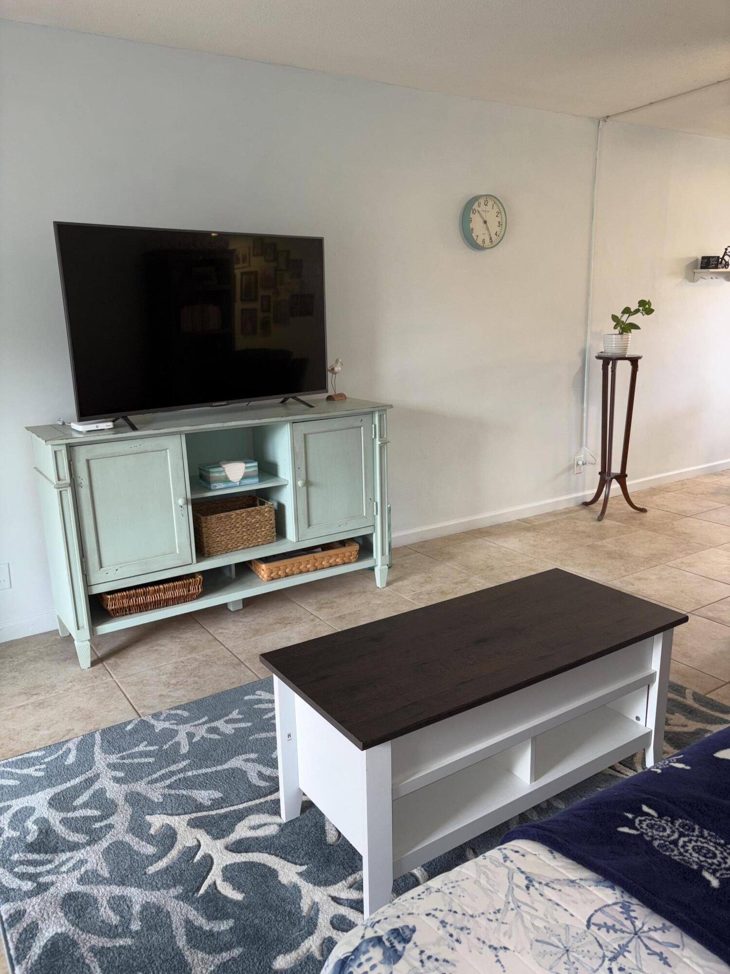 VILLAGE ROYALE CONDO 8 - Residential