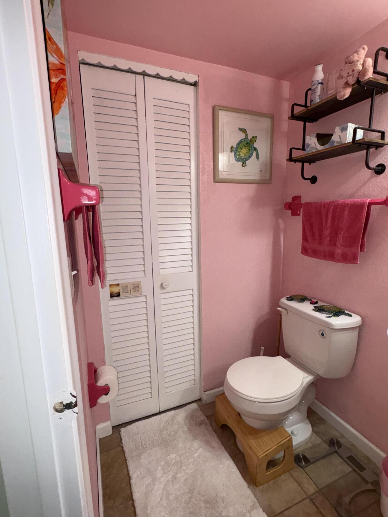 VILLAGE ROYALE CONDO 8 - Residential