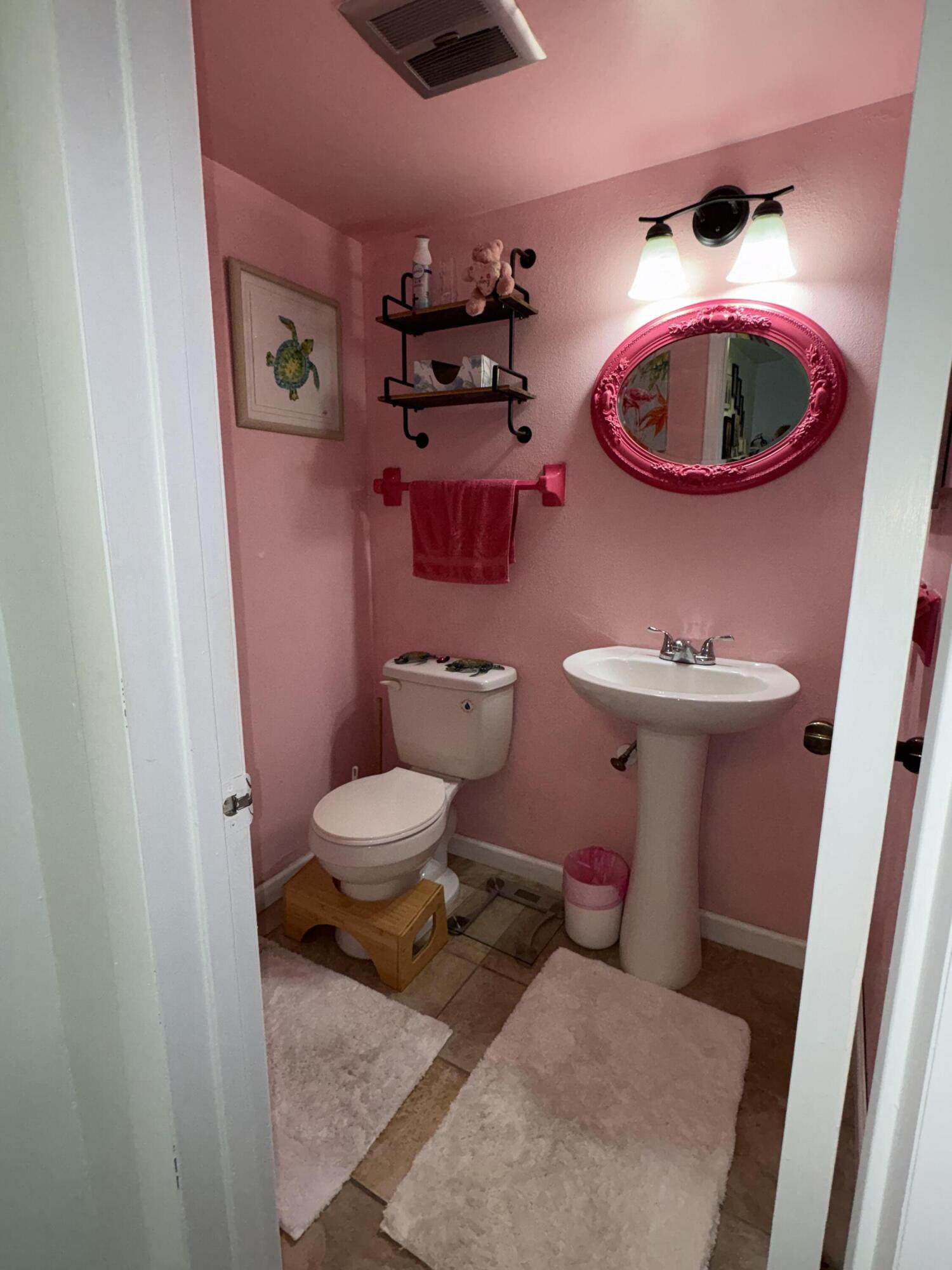 VILLAGE ROYALE CONDO 8 - Residential