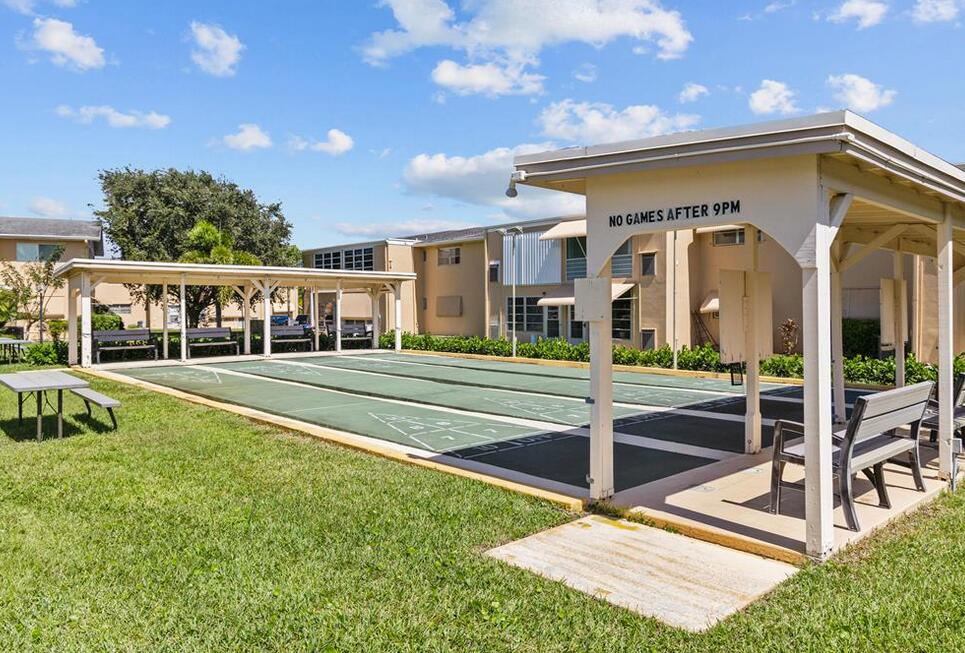 VILLAGE ROYALE CONDO 8 - Residential