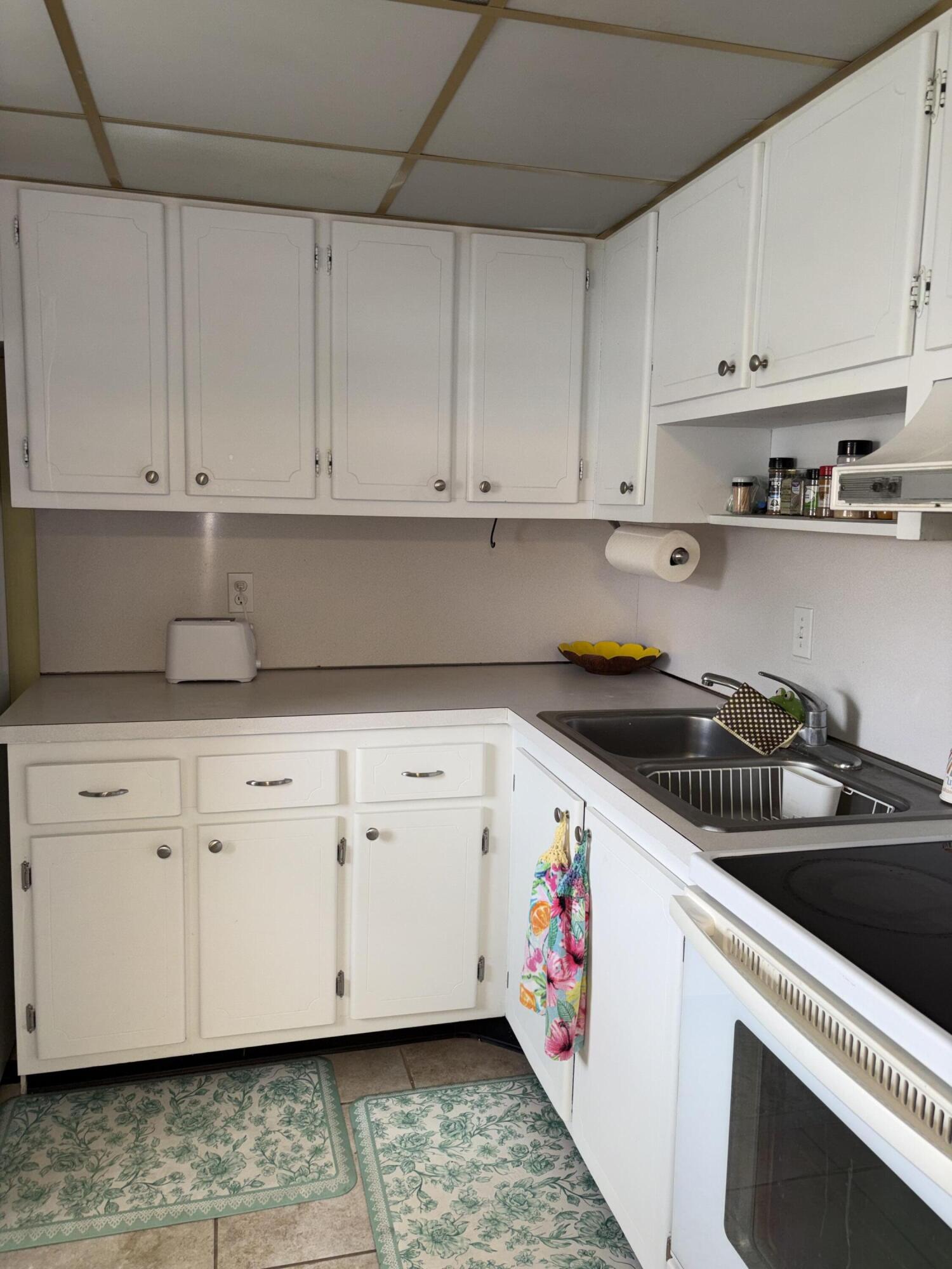 VILLAGE ROYALE CONDO 8 - Residential