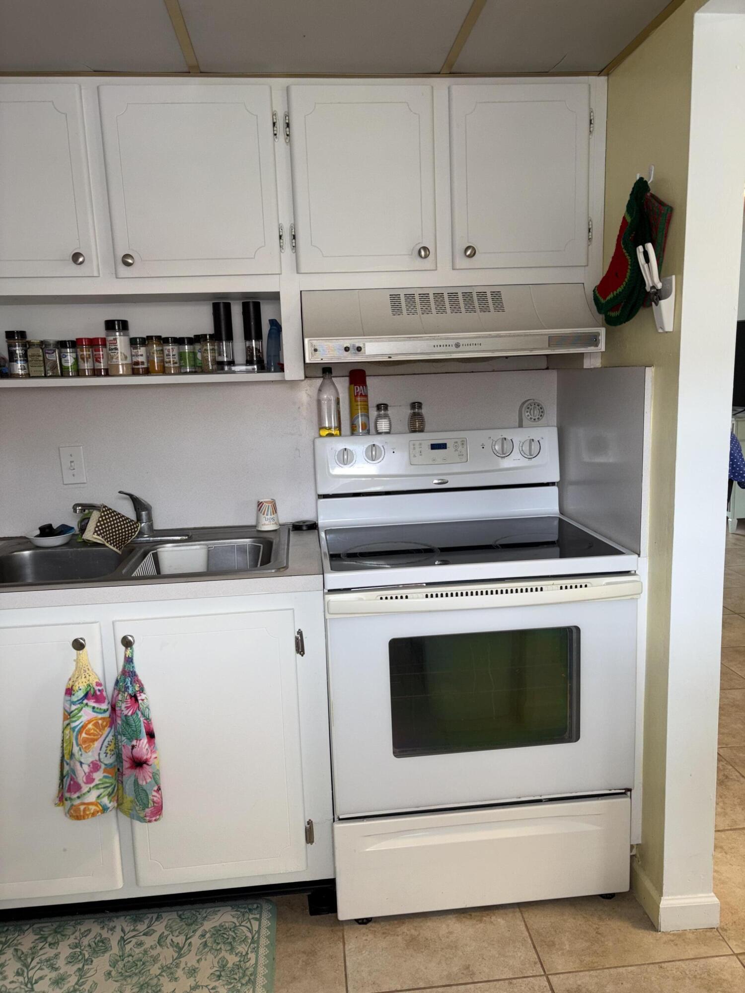 VILLAGE ROYALE CONDO 8 - Residential