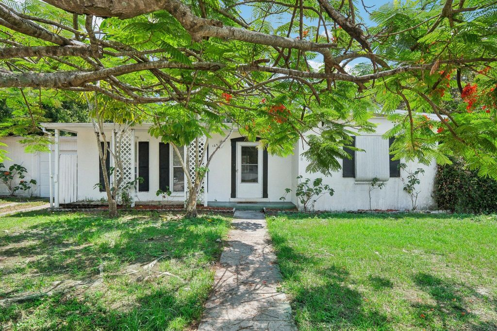 Photo of 125 SE Airoso Boulevard, Port Saint Lucie, FL 34983 (MLS # R10991985)