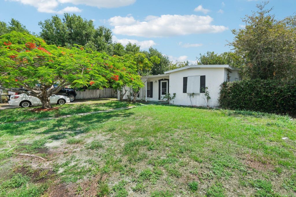Photo of 125 SE Airoso Boulevard, Port Saint Lucie, FL 34983 (MLS # R10991985)