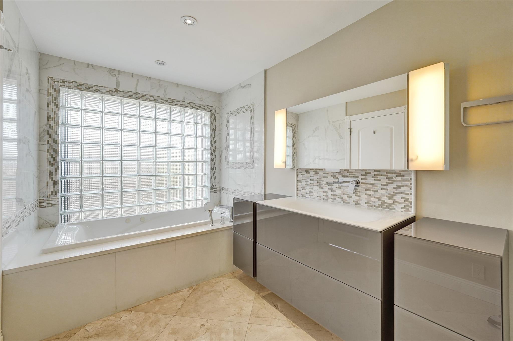 VILLA RESIDENCES OF EMER - Residential Lease