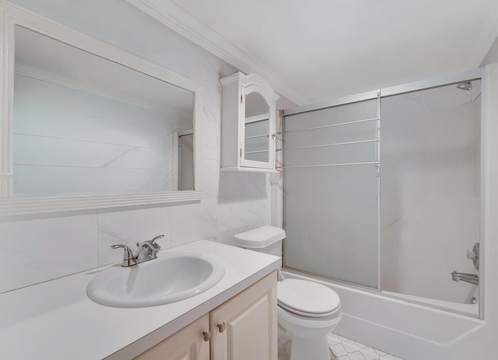 GOLDEN LAKES VILLAGE COND - Residential