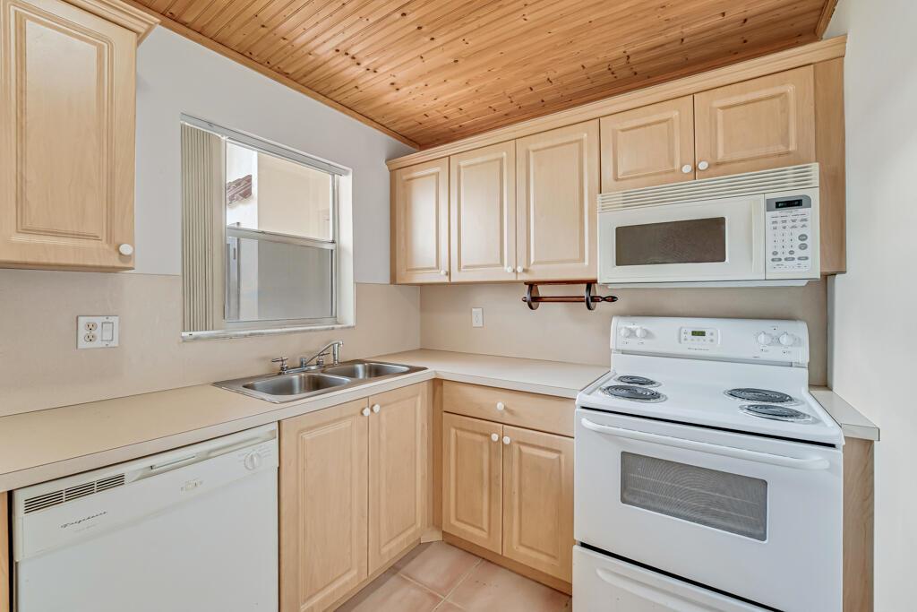 GOLDEN LAKES VILLAGE COND - Residential