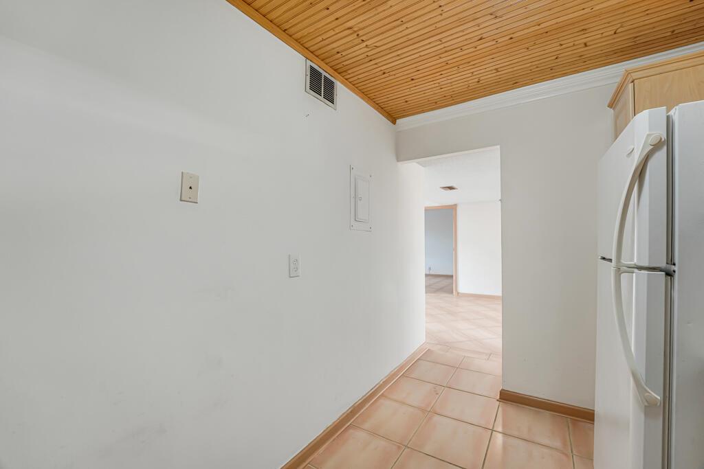 GOLDEN LAKES VILLAGE COND - Residential