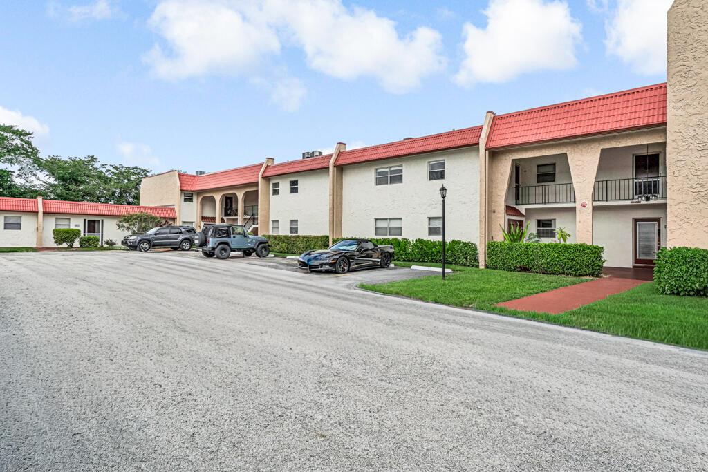 GOLDEN LAKES VILLAGE COND - Residential