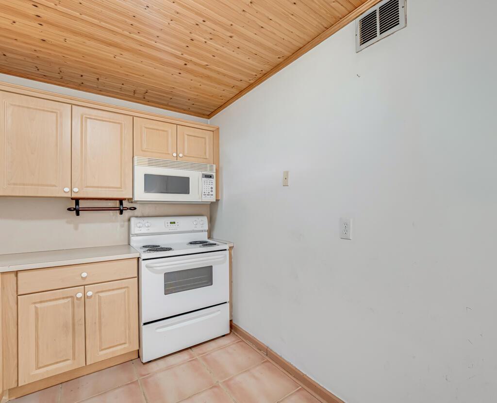 GOLDEN LAKES VILLAGE COND - Residential