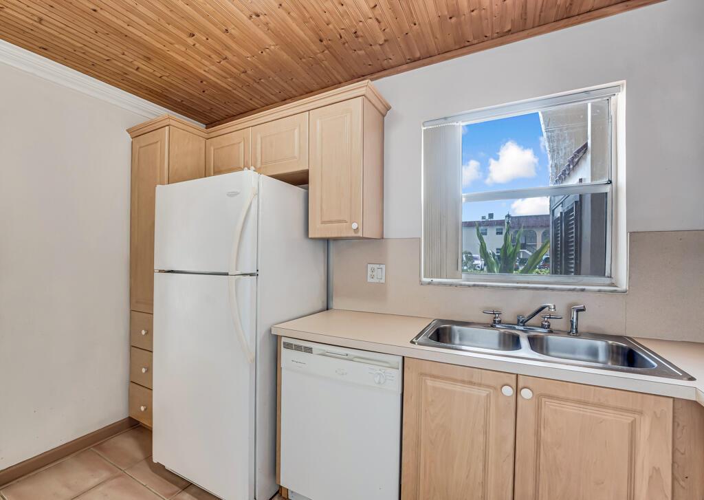 GOLDEN LAKES VILLAGE COND - Residential