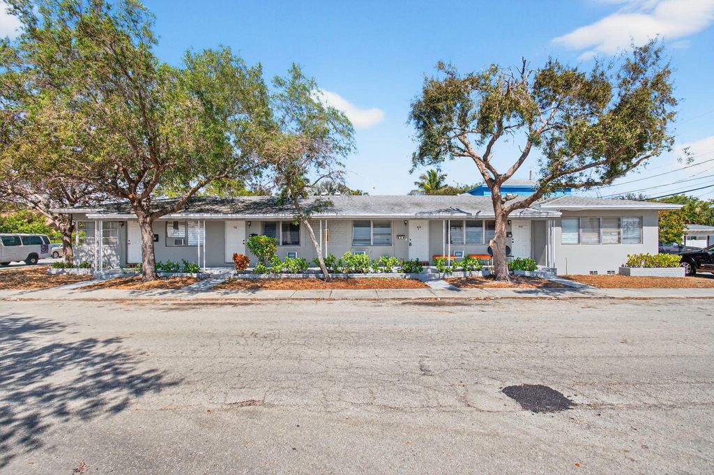 Photo of 512 N 9th Avenue N, Lake Worth Beach, FL 33460 (MLS # R11168652)