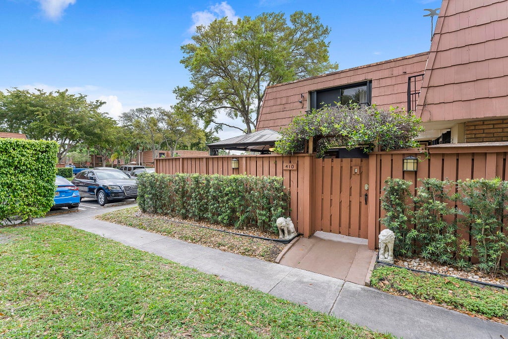 Photo of 410 Buttonwood Lane, Boynton Beach, FL 33436 (MLS # R11070668)