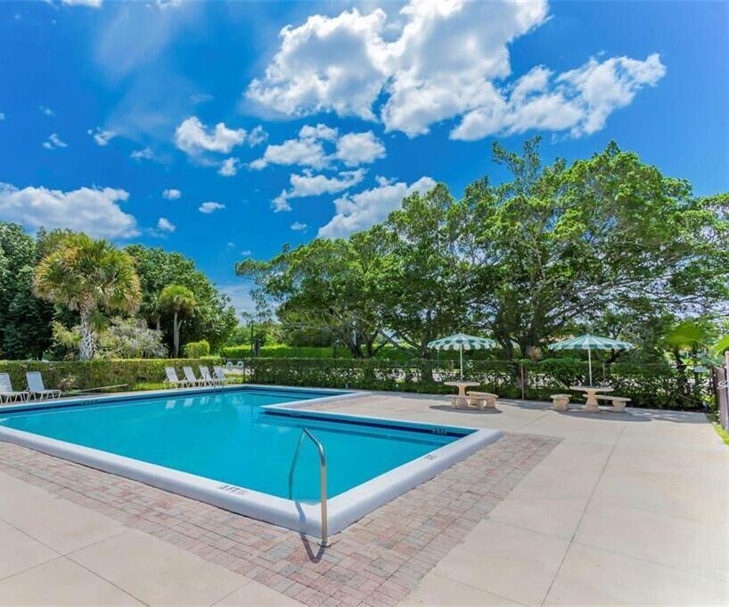 454 Lakeview Drive 1, Weston FL 33326
