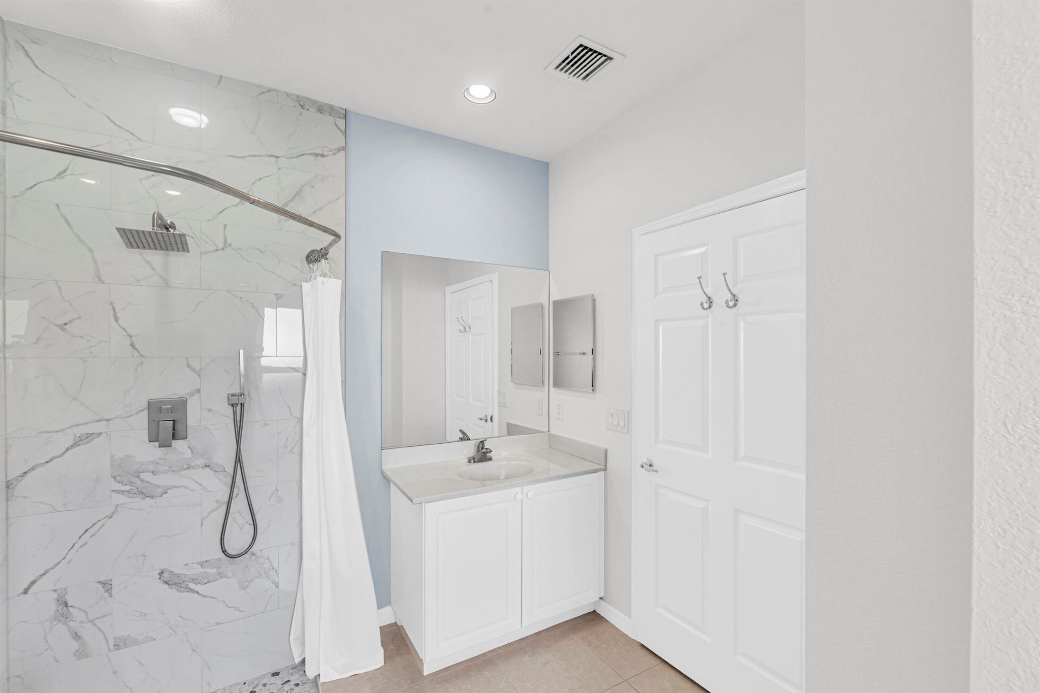 THE LAKES AT THE SAVANNAH - Residential Lease