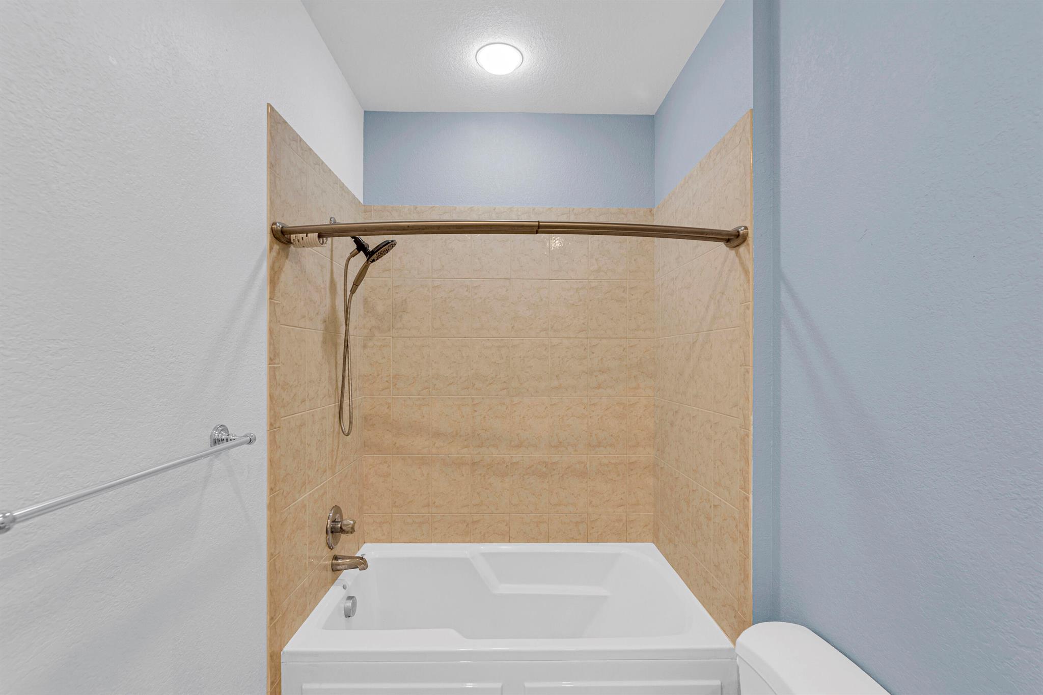 THE LAKES AT THE SAVANNAH - Residential Lease