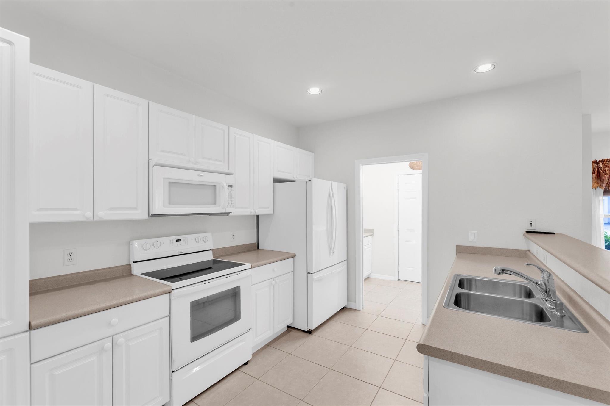 THE LAKES AT THE SAVANNAH - Residential Lease