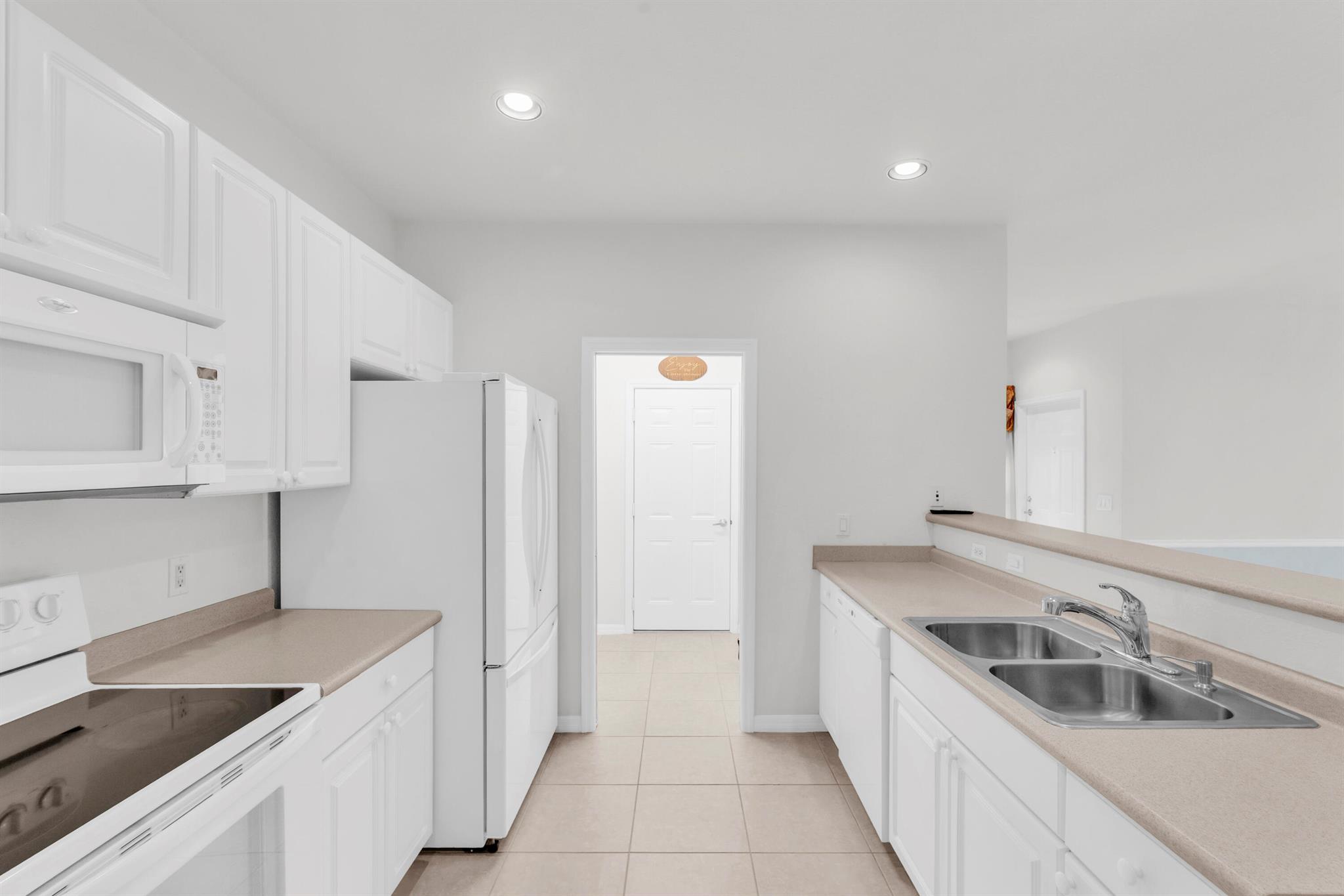 THE LAKES AT THE SAVANNAH - Residential Lease