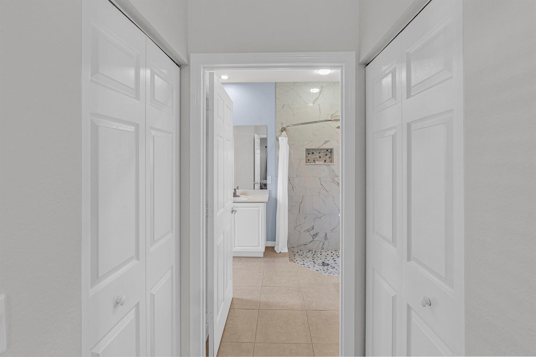 THE LAKES AT THE SAVANNAH - Residential Lease