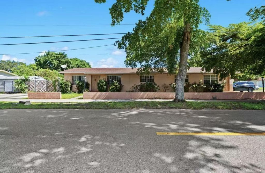 Photo of 5749 Buchanan Street, Hollywood, FL 33021 (MLS # B26010110)