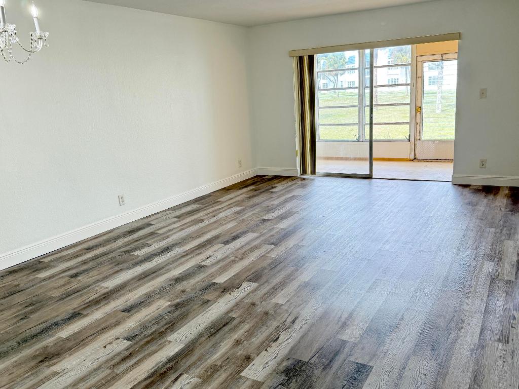 LAGO DEL REY CONDO - Residential