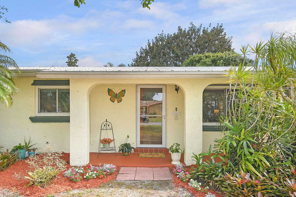 Photo of 709 Grandview Boulevard, Fort Pierce, FL 34982 (MLS # R10981827)