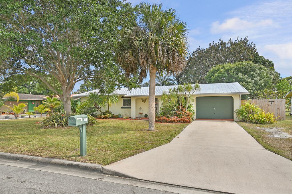 Photo of 709 Grandview Boulevard, Fort Pierce, FL 34982 (MLS # R10981827)