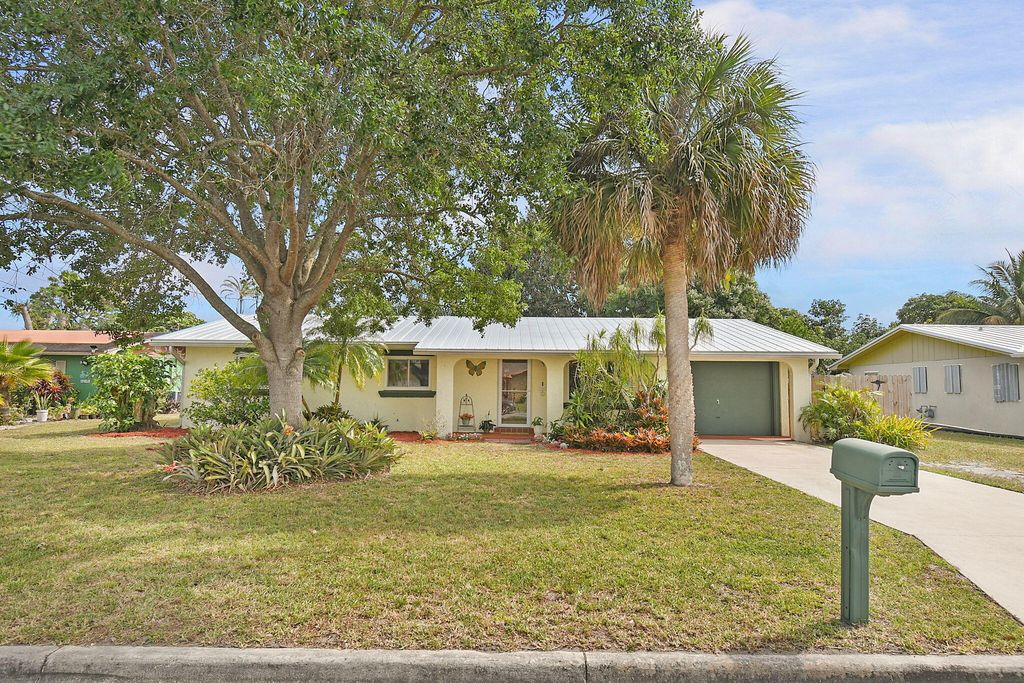 Photo of 709 Grandview Boulevard, Fort Pierce, FL 34982 (MLS # R10981827)