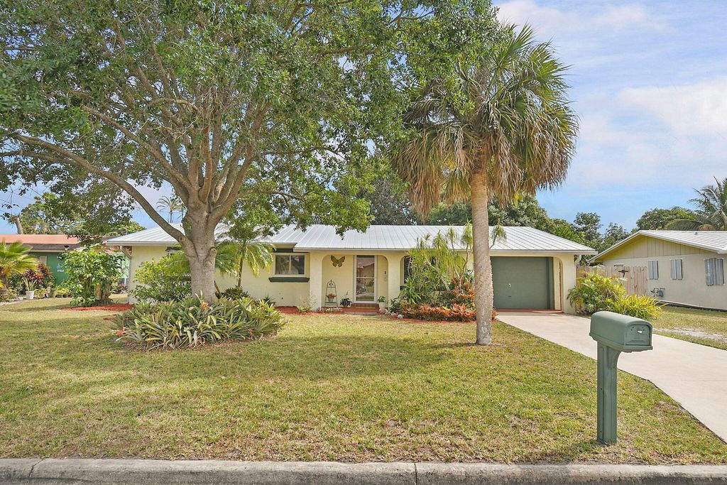 Photo of 709 Grandview Boulevard, Fort Pierce, FL 34982 (MLS # R10981827)